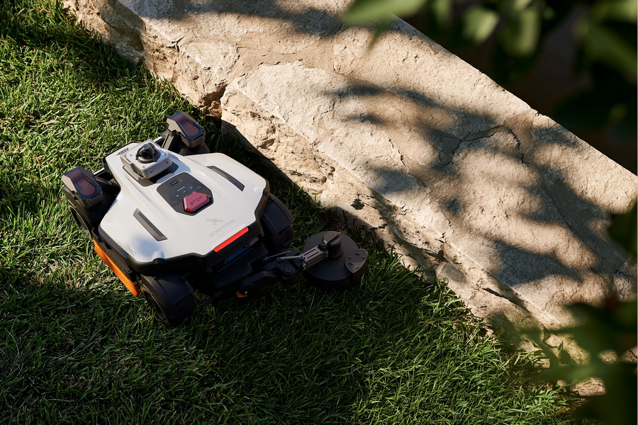 MAMMOTION LUBA 4 AWD with optional edge-trimming module